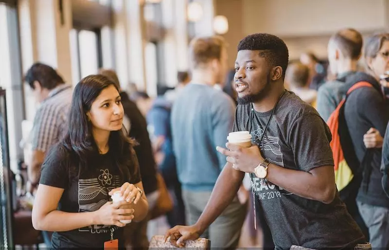 Une conversation de couloir entre deux personnes à React Conf